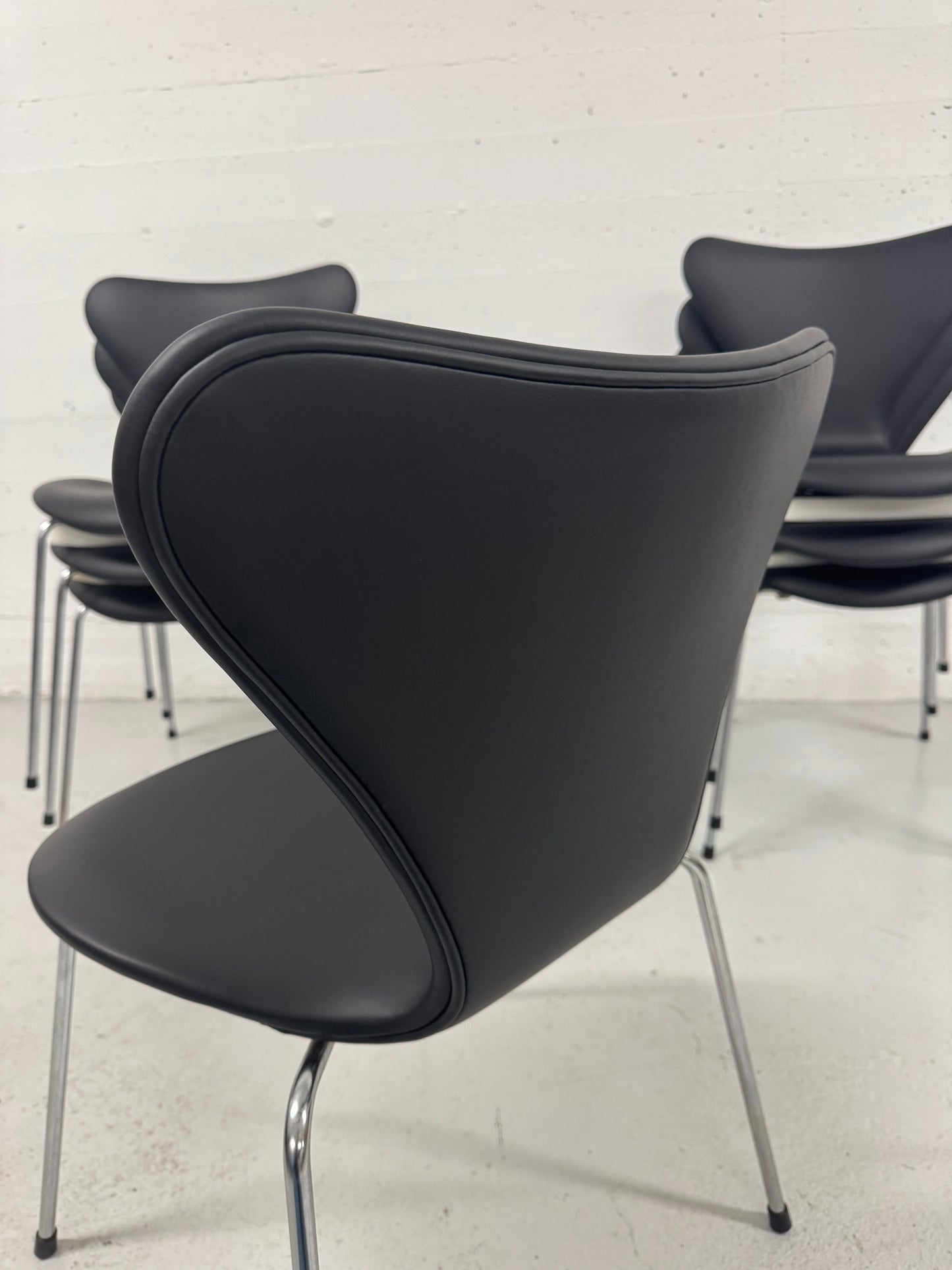 Nypolstret Arne Jacobsen ‘Syveren/3107’ Fritz Hansen.