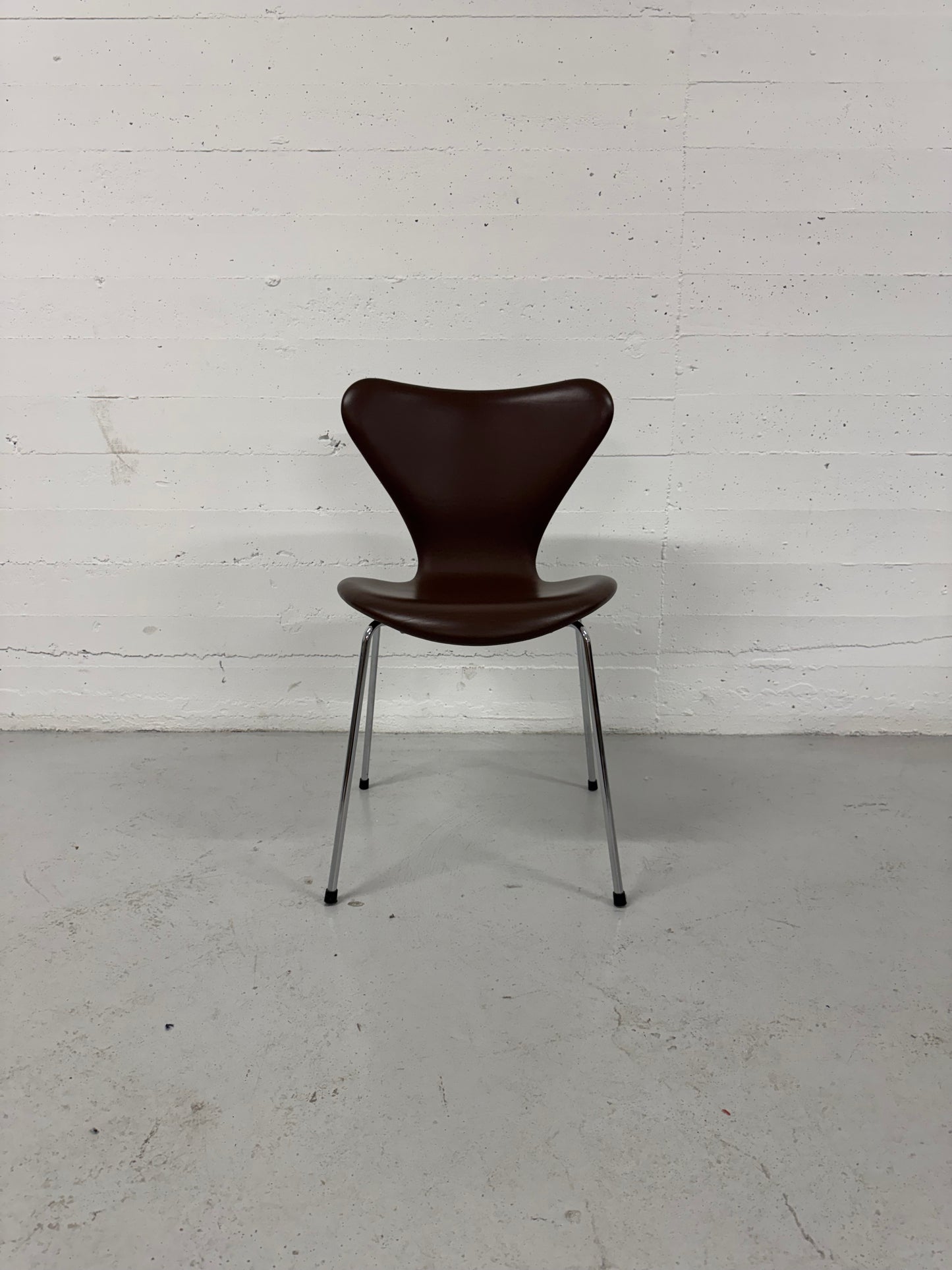 Brown Label, Arne Jacobsen ‘Syveren/3107’ Fritz Hansen.