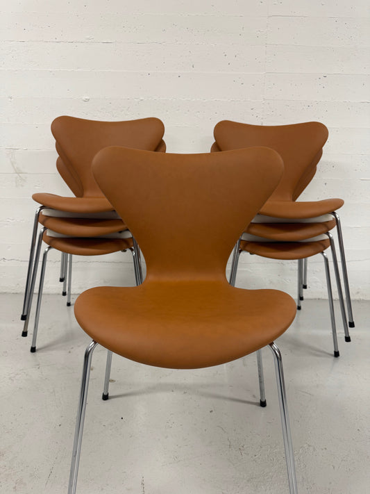 Nypolstret Arne Jacobsen ‘Syveren/3107’ Fritz Hansen.