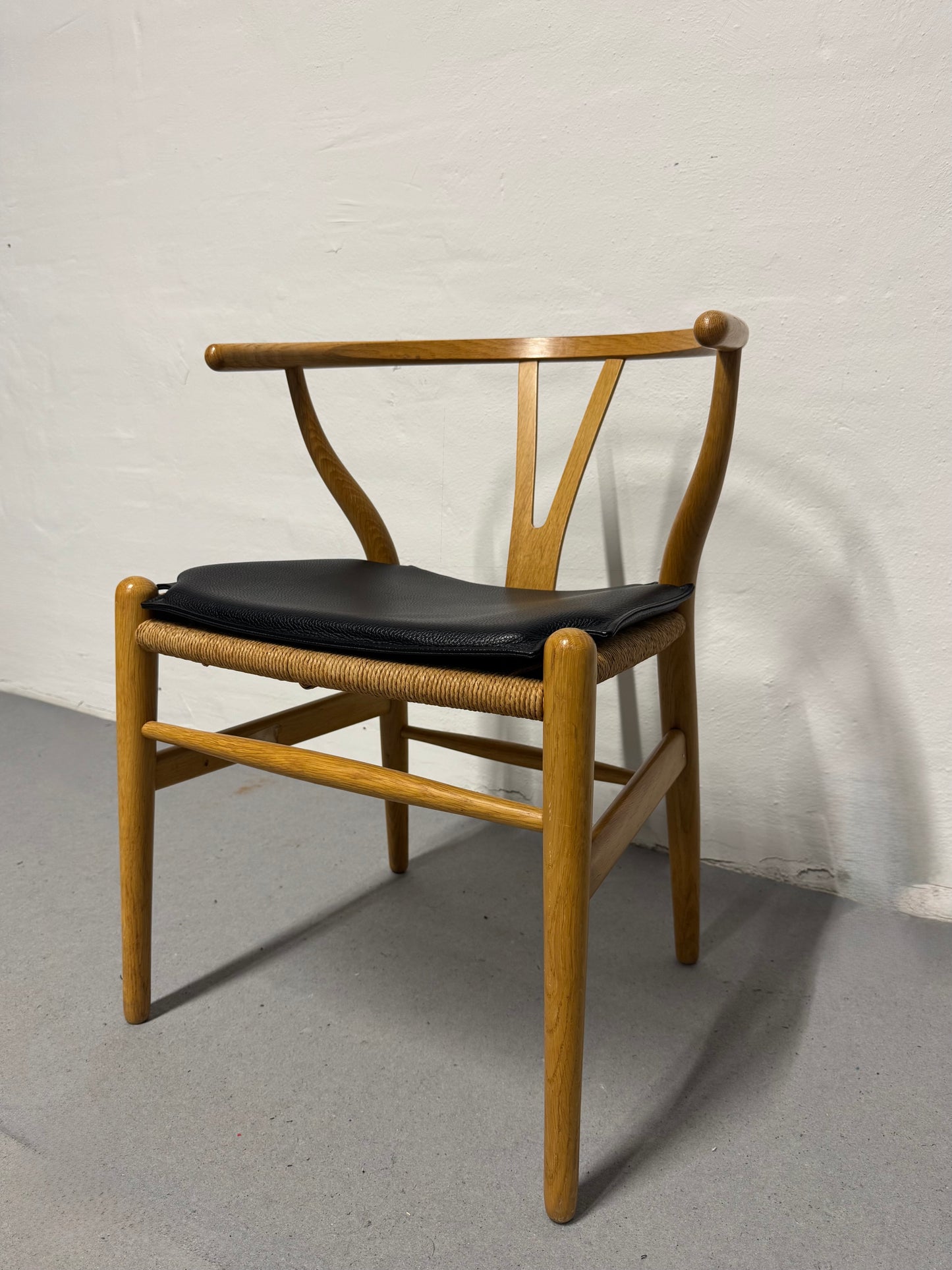 Egetræ, Hans J. Wegner ‘CH24’ ‘Y-stolen’ fremstillet hos Carl Hansen & Søn.