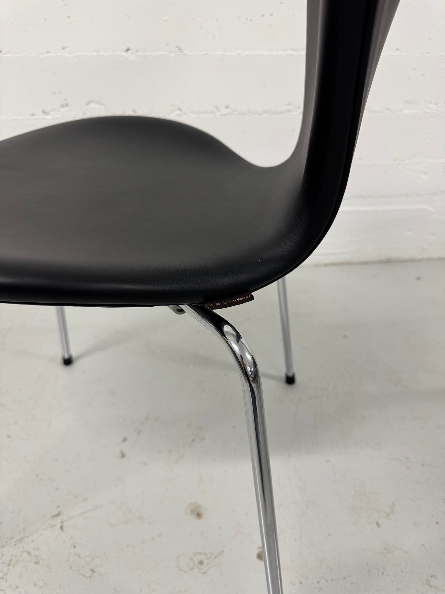 Brown Label, Arne Jacobsen ‘Syveren/3107’ Fritz Hansen.