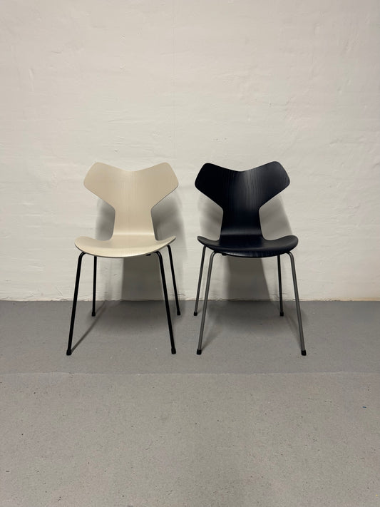 Nypolstret Arne Jacobsen ‘3130/Grand Prix’ Fritz Hansen.