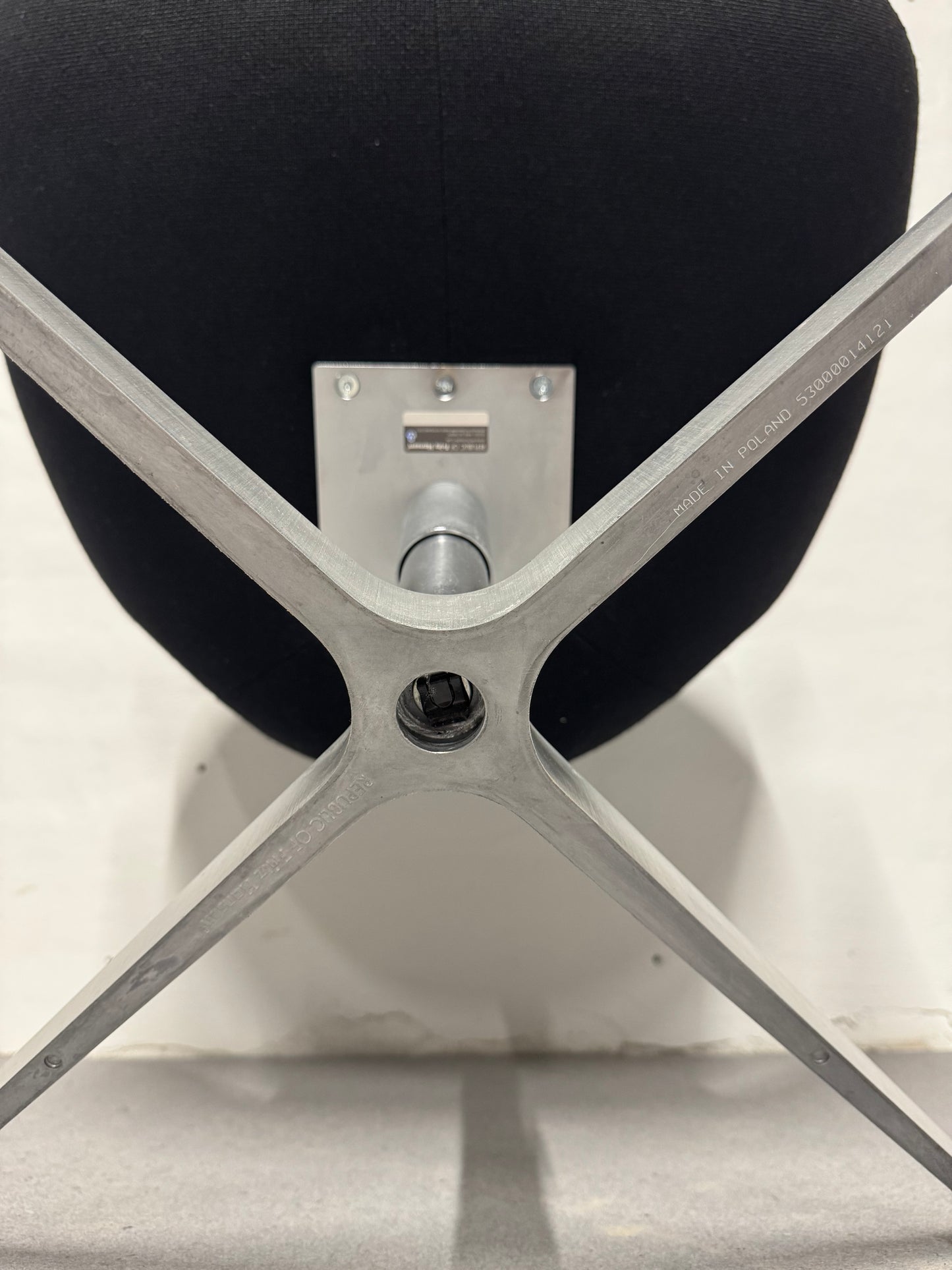 Returdrej & Original polstring Arne Jacobsen ‘Svanen’ Fritz Hansen, model: 3320.