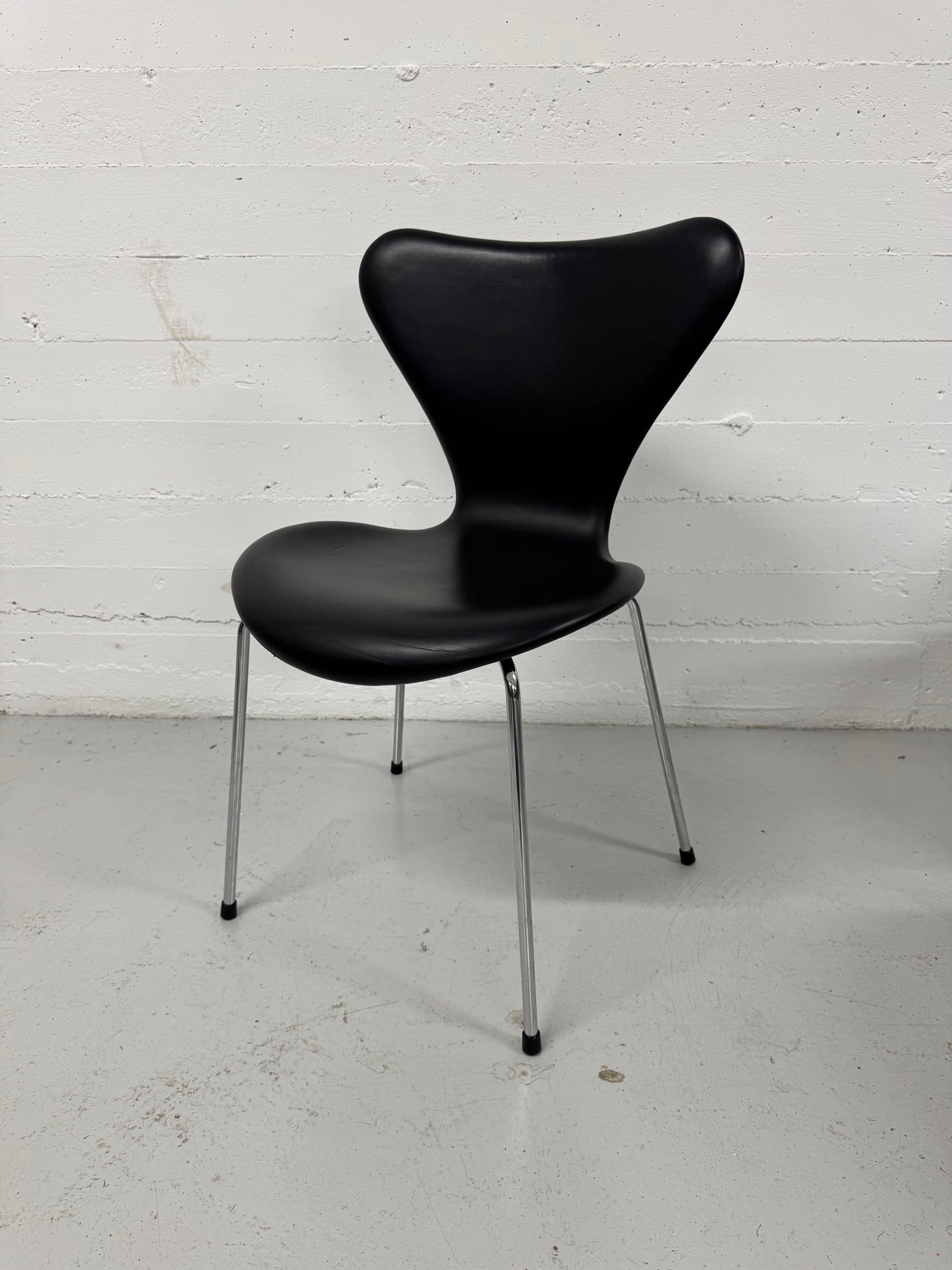 Red Label, Arne Jacobsen ‘Syveren/3107’ Fritz Hansen.