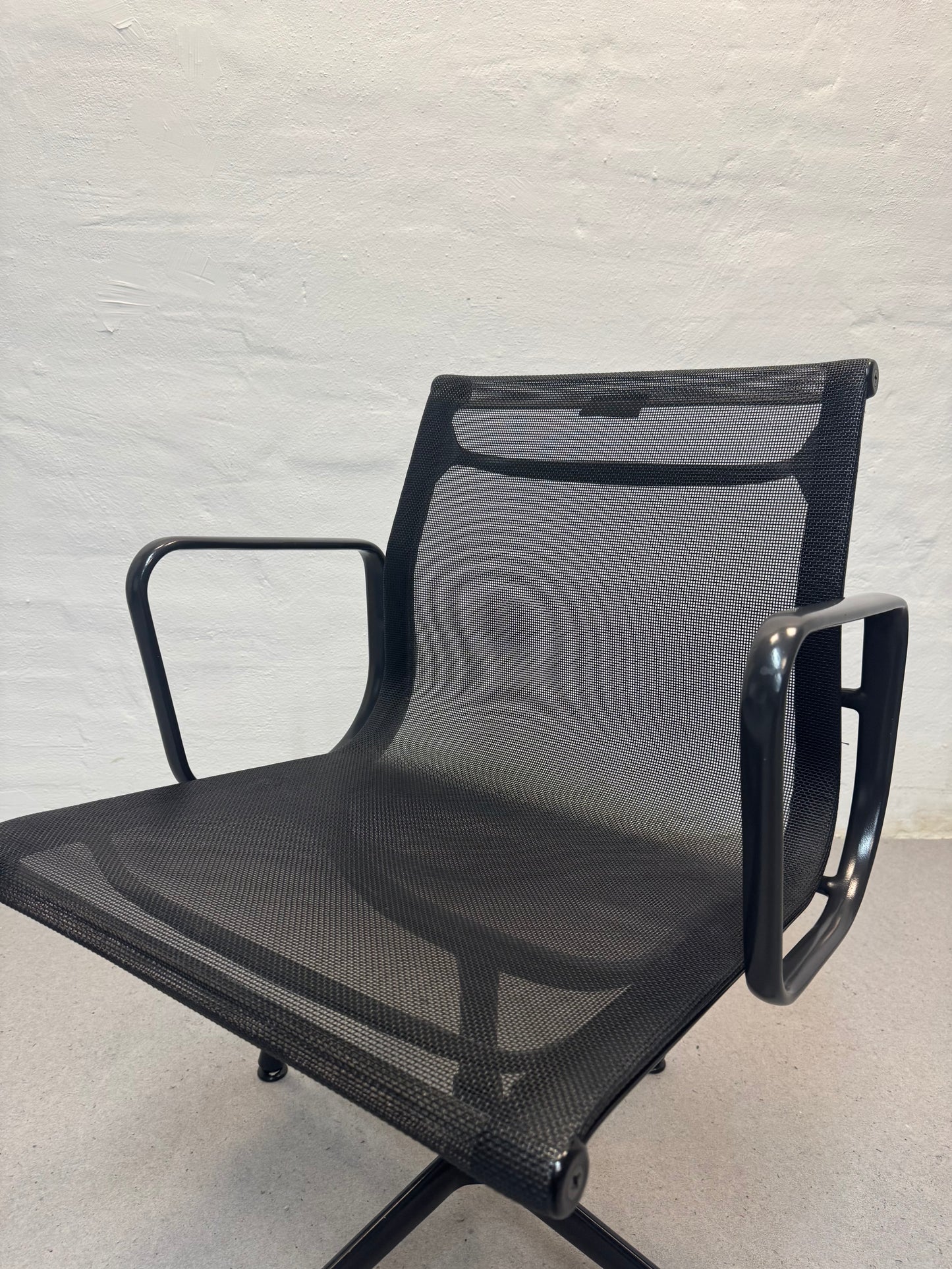 Charles Eames ‘EA107’ kontorstol, Vitra.