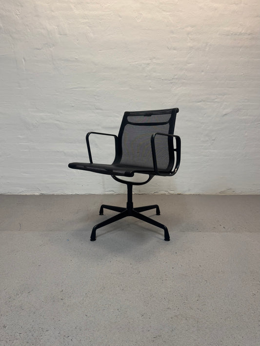 Charles Eames ‘EA107’ kontorstol, Vitra.