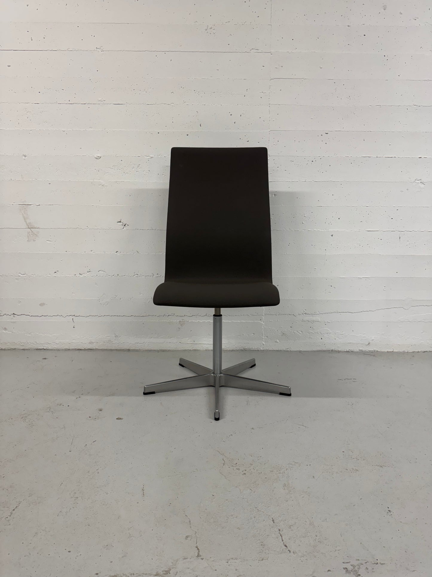 Red Label, Arne Jacobsen ‘Oxford’ kontorstol, Fritz Hansen.