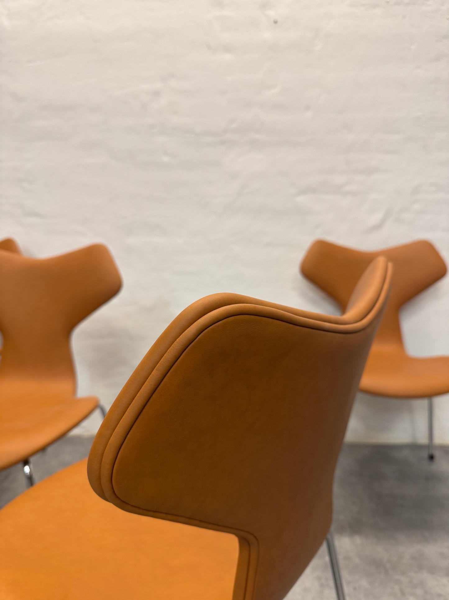 Nypolstret Arne Jacobsen ‘3130/Grand Prix’ Fritz Hansen.