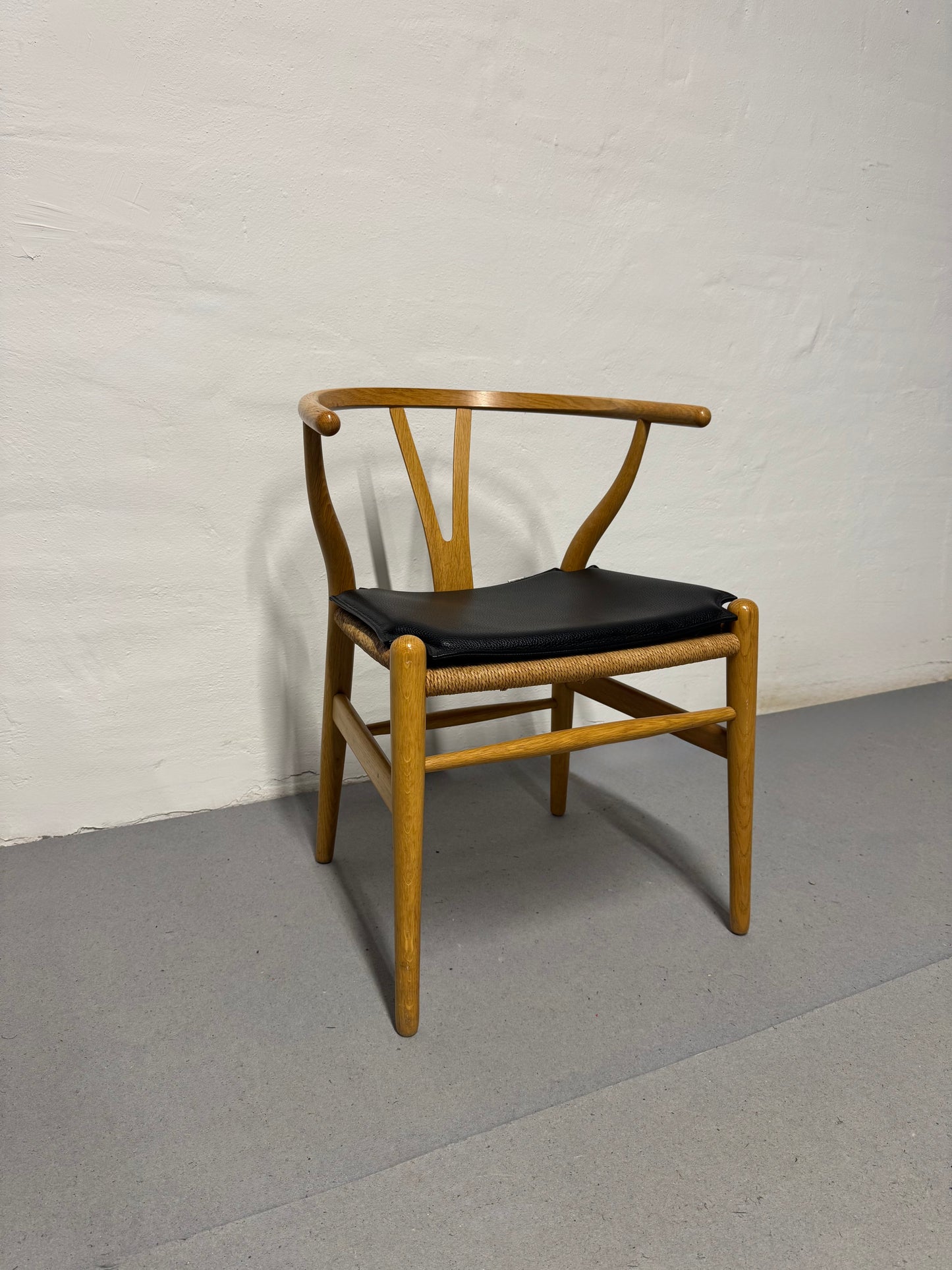 Egetræ, Hans J. Wegner ‘CH24’ ‘Y-stolen’ fremstillet hos Carl Hansen & Søn.