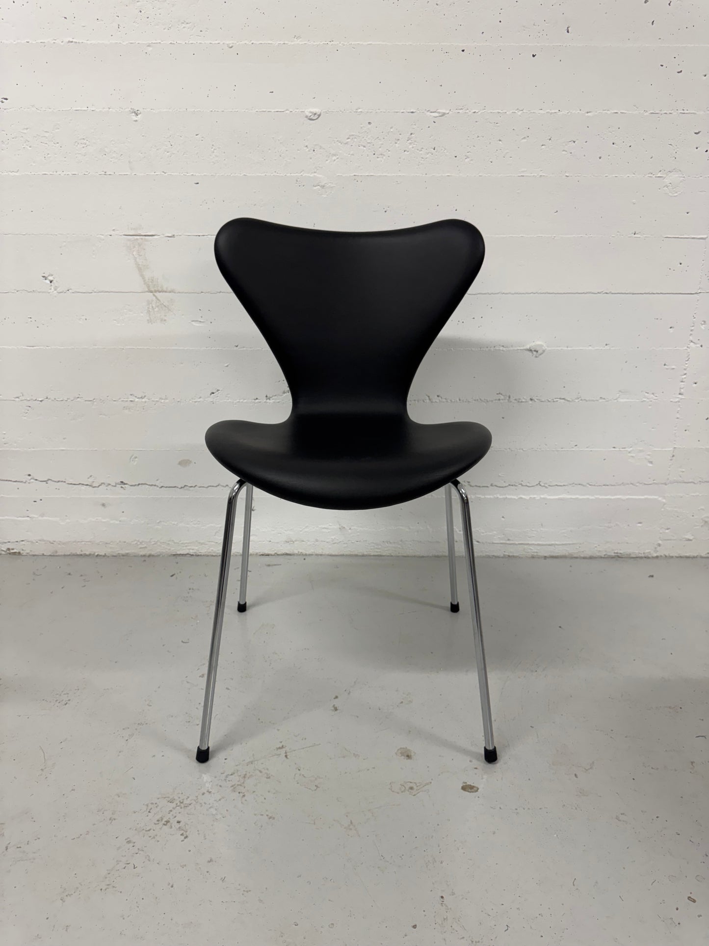 Brown Label, Arne Jacobsen ‘Syveren/3107’ Fritz Hansen.