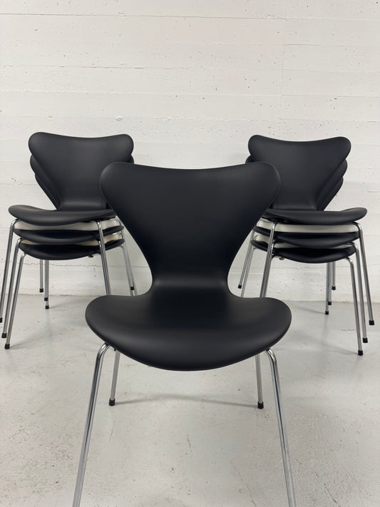 Nypolstret Arne Jacobsen ‘Syveren/3107’ Fritz Hansen.