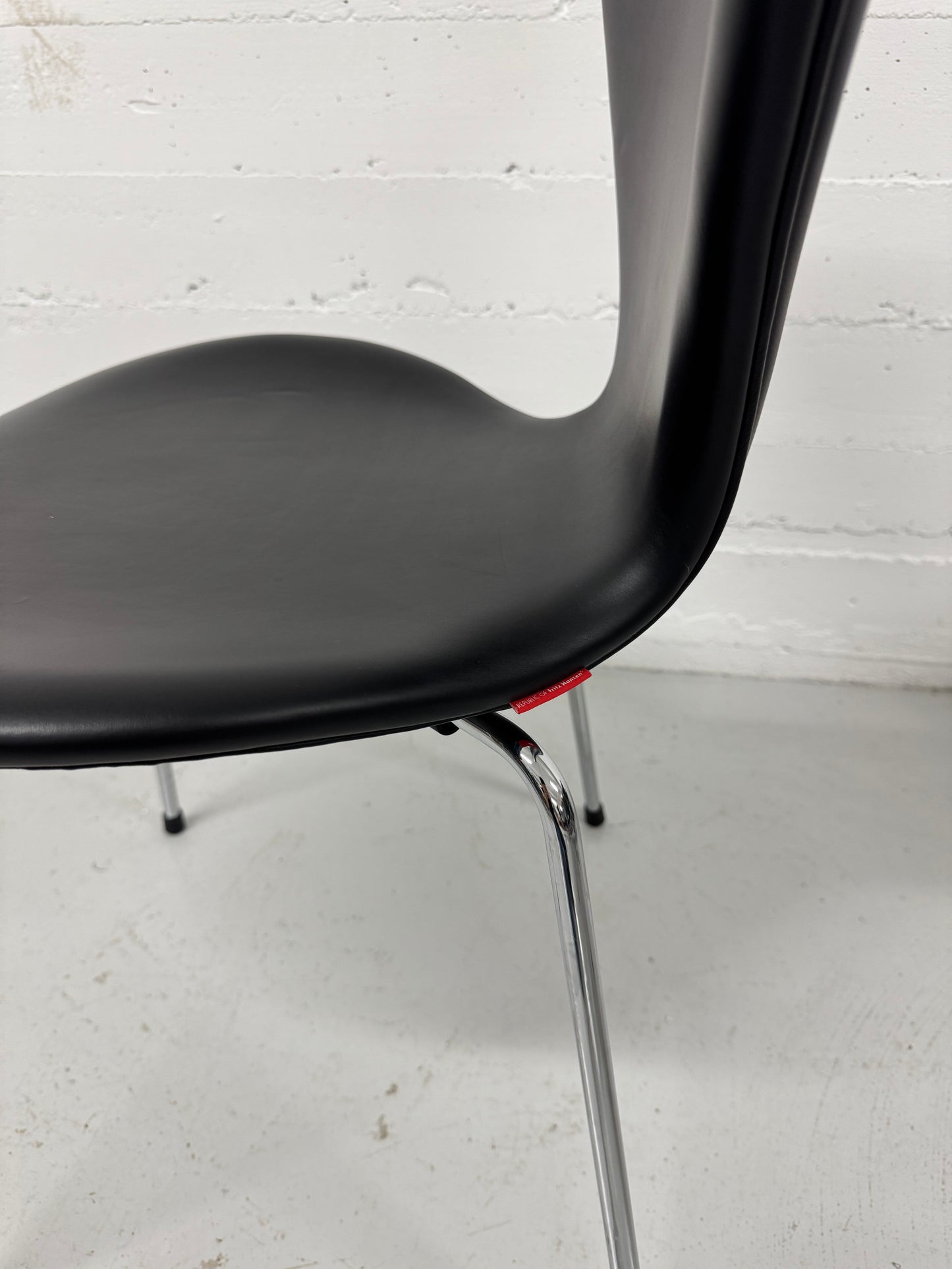Red Label, Arne Jacobsen ‘Syveren/3107’ Fritz Hansen.