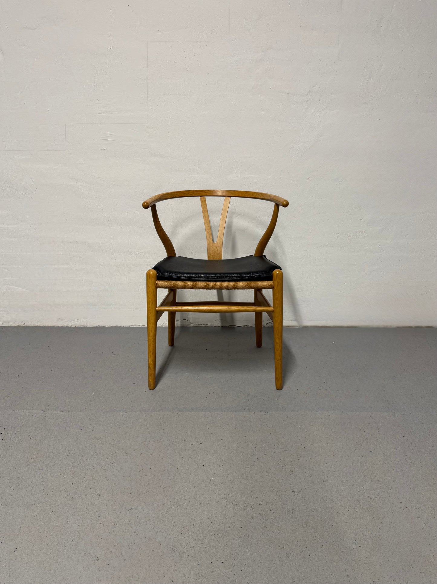 Egetræ, Hans J. Wegner ‘CH24’ ‘Y-stolen’ fremstillet hos Carl Hansen & Søn.