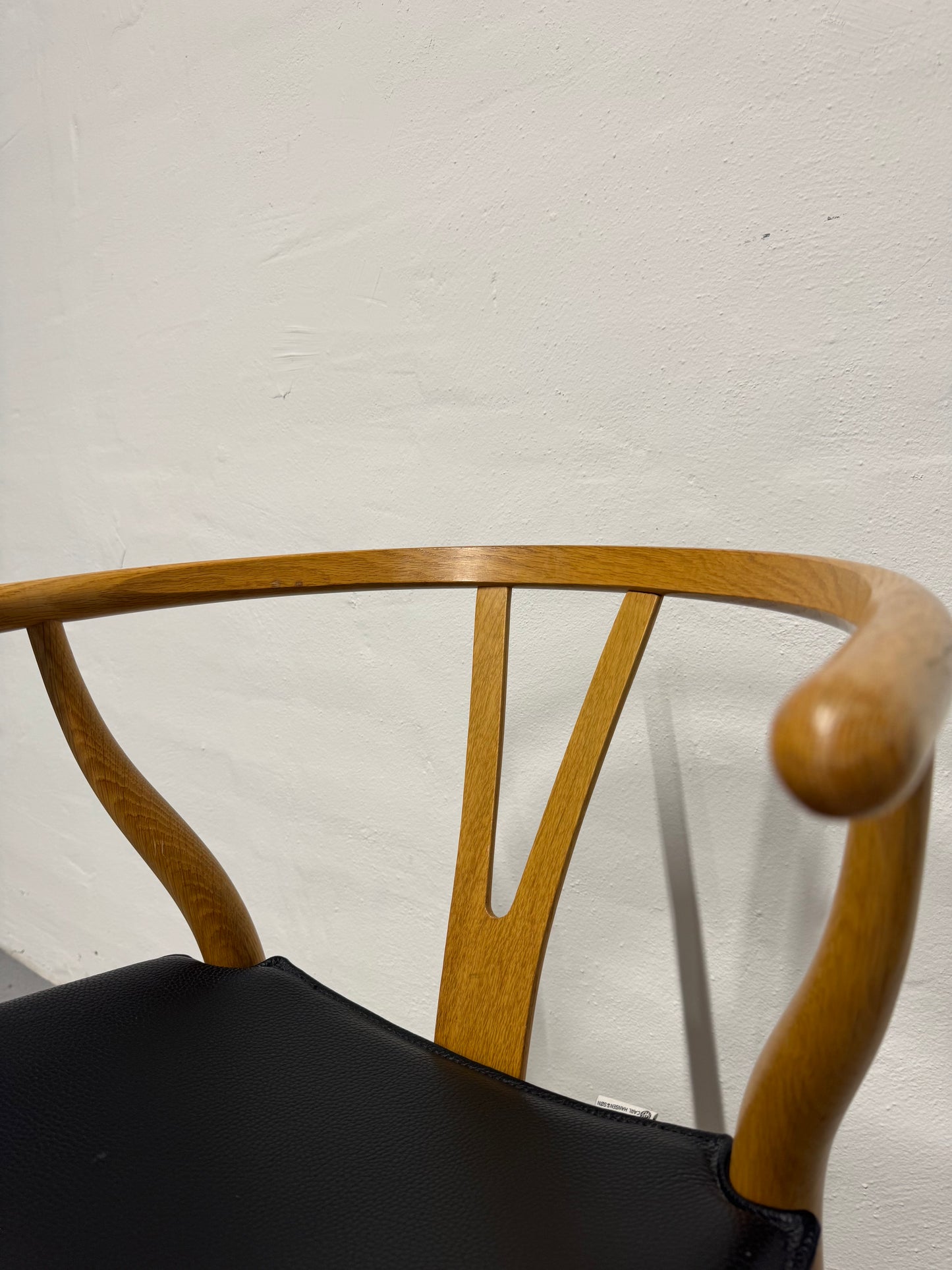 Egetræ, Hans J. Wegner ‘CH24’ ‘Y-stolen’ fremstillet hos Carl Hansen & Søn.