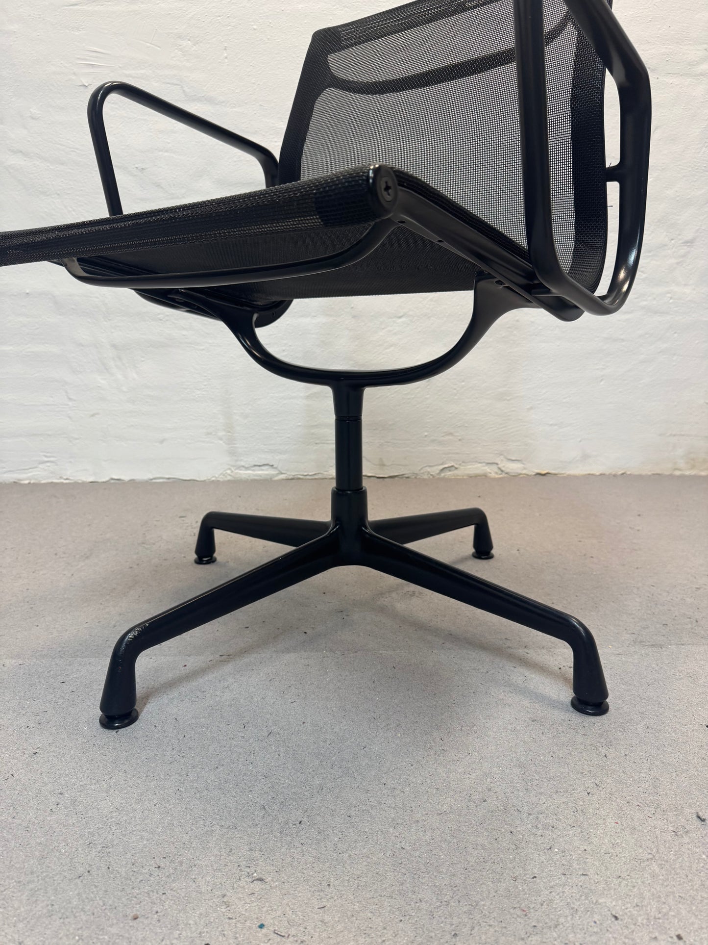 Charles Eames ‘EA107’ kontorstol, Vitra.