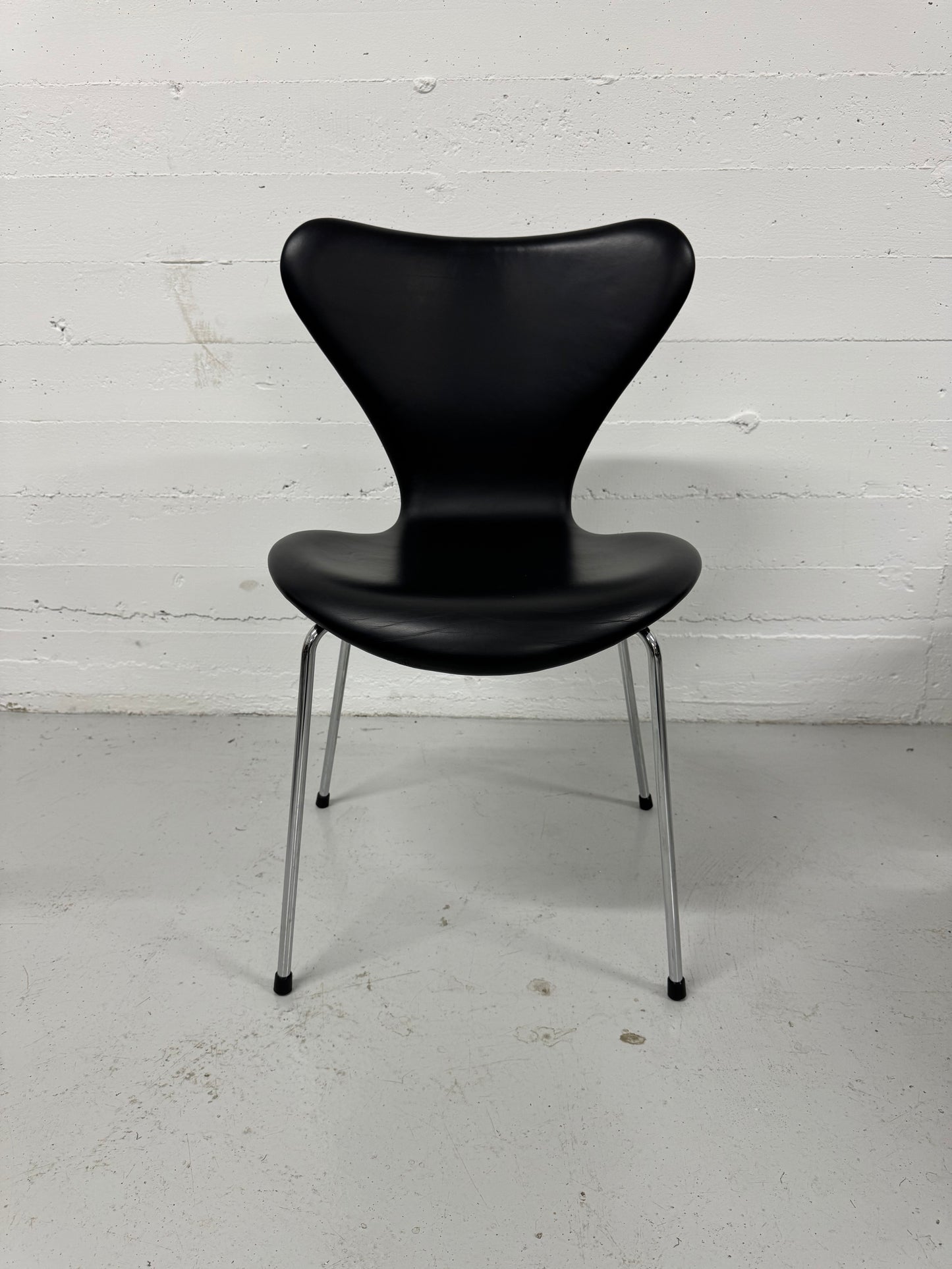 Red Label, Arne Jacobsen ‘Syveren/3107’ Fritz Hansen.