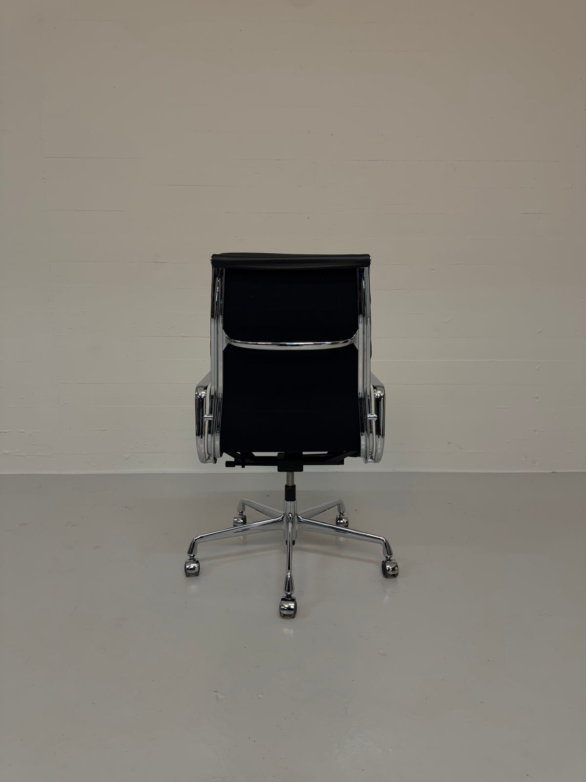 Charles Eames ‘EA-219’ Vitra.