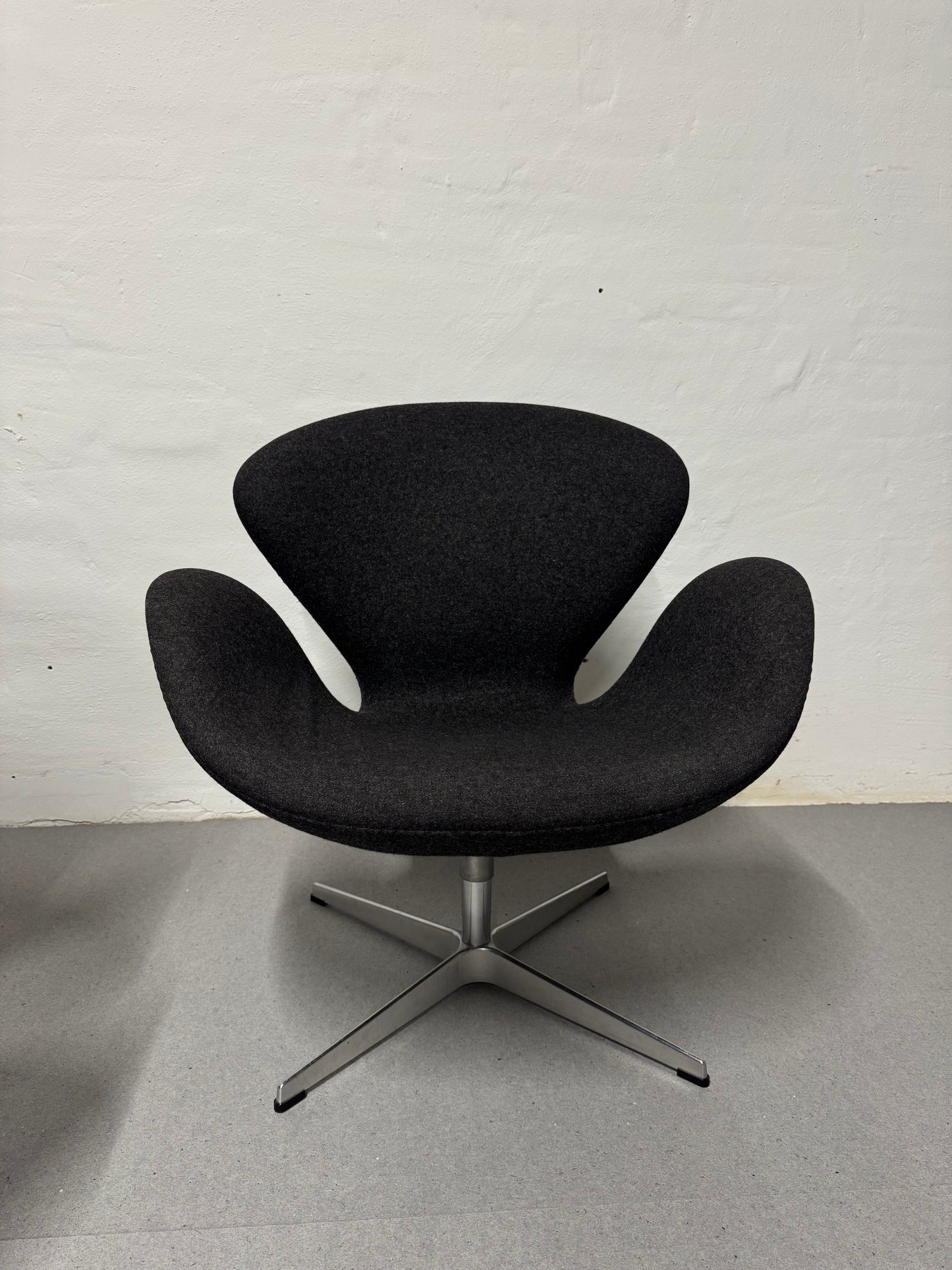 Arne Jacobsen ‘Svanen’ Fritz Hansen, model: 3320, original polstring.