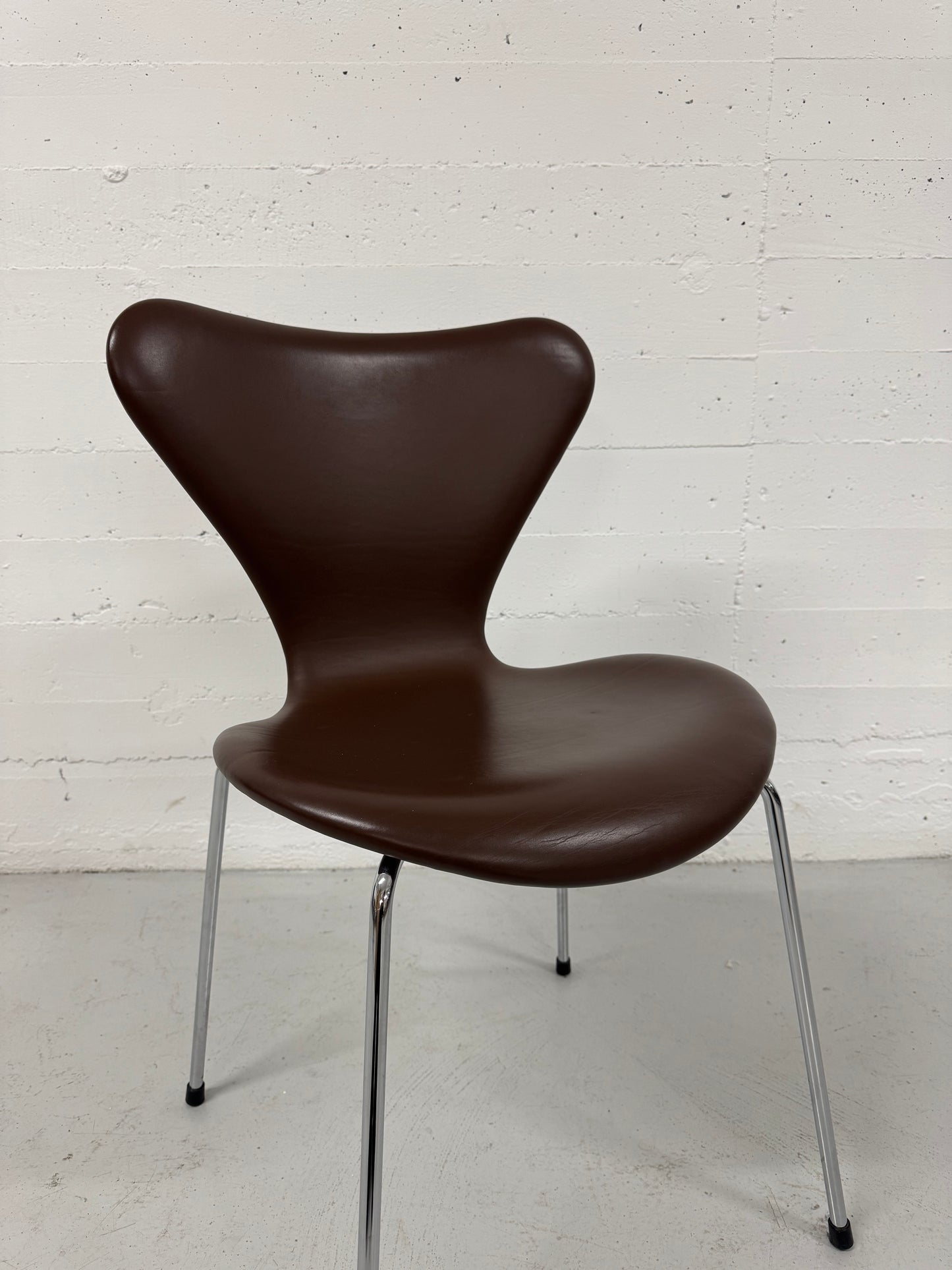Brown Label, Arne Jacobsen ‘Syveren/3107’ Fritz Hansen.