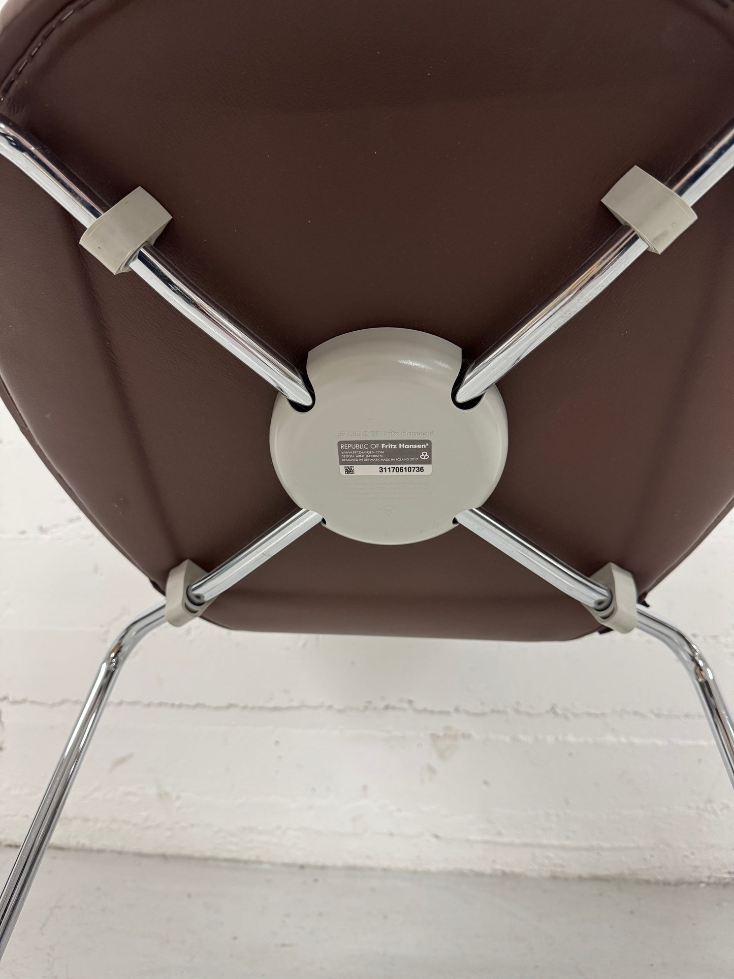 Brown Label, Arne Jacobsen ‘Syveren/3107’ Fritz Hansen.