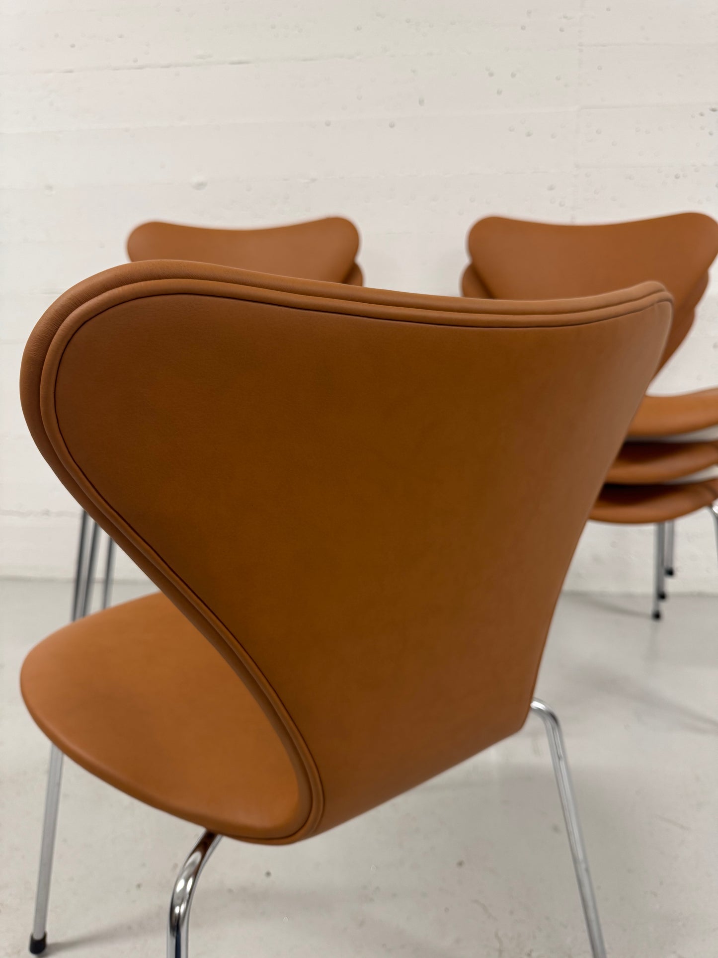 Nypolstret Arne Jacobsen ‘Syveren/3107’ Fritz Hansen.