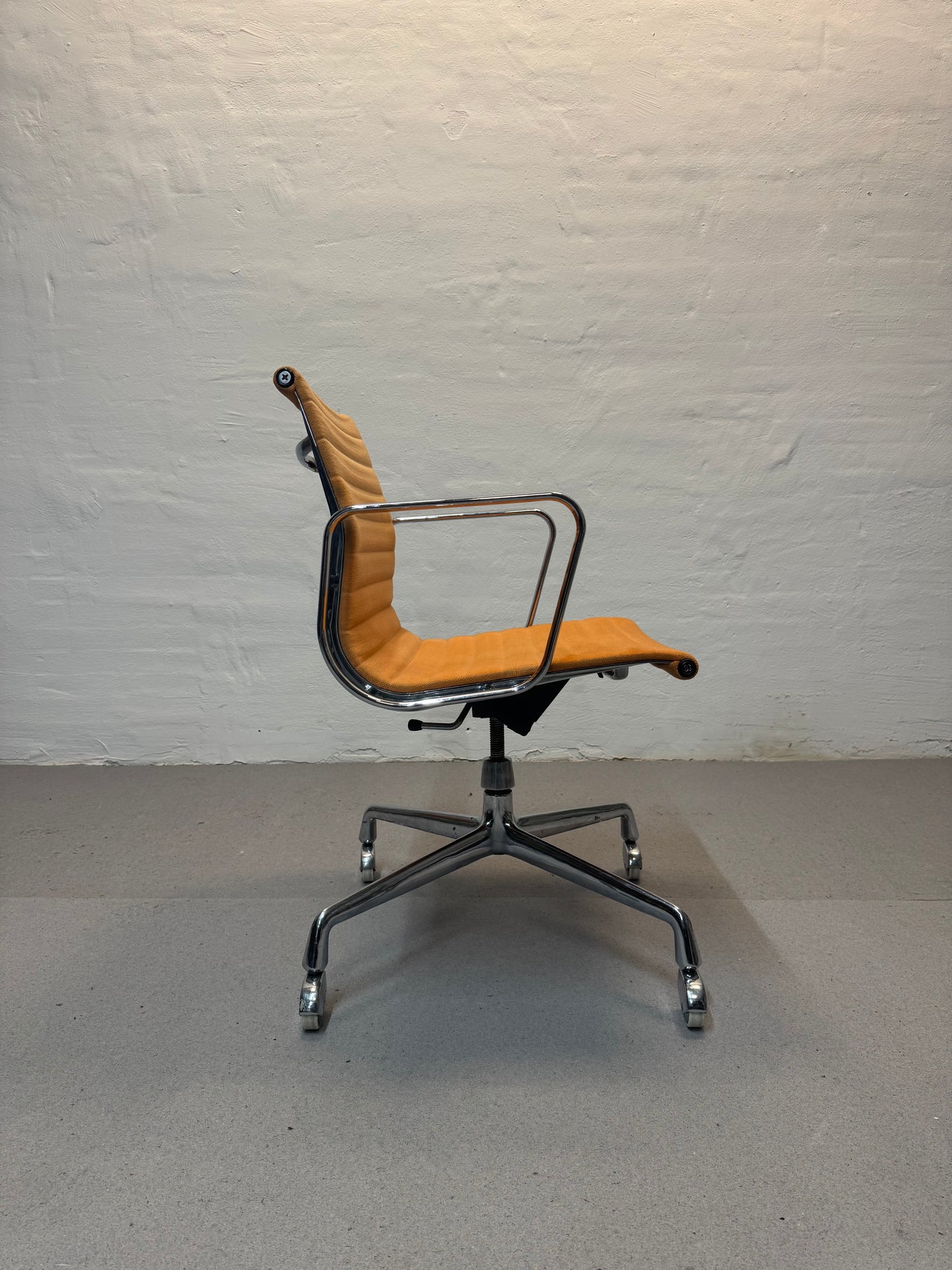 Charles Eames ‘EA117’ kontorstol, Vitra.