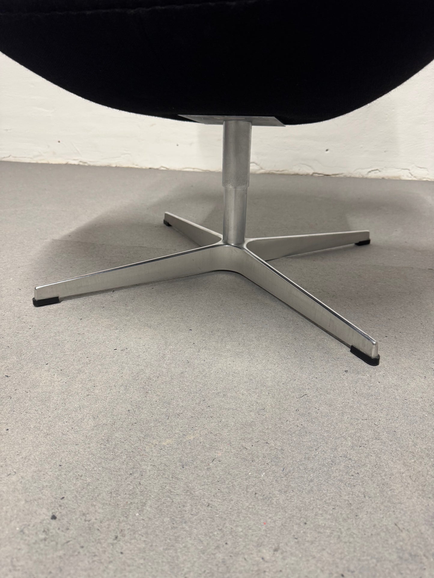 Returdrej & Original polstring Arne Jacobsen ‘Svanen’ Fritz Hansen, model: 3320.