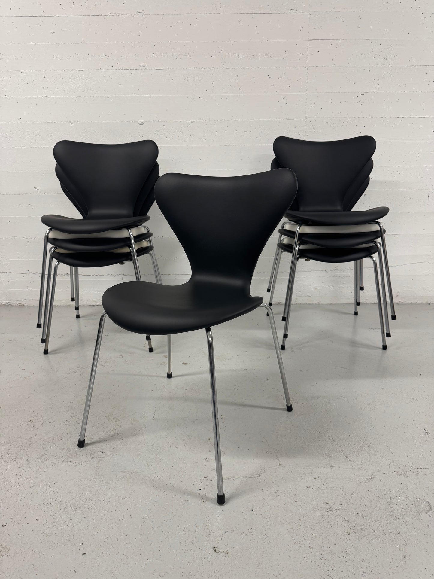 Nypolstret Arne Jacobsen ‘Syveren/3107’ Fritz Hansen.