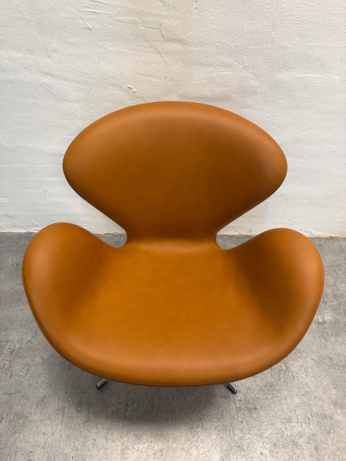 Arne Jacobsen, “Svanen” Fritz Hansen.
