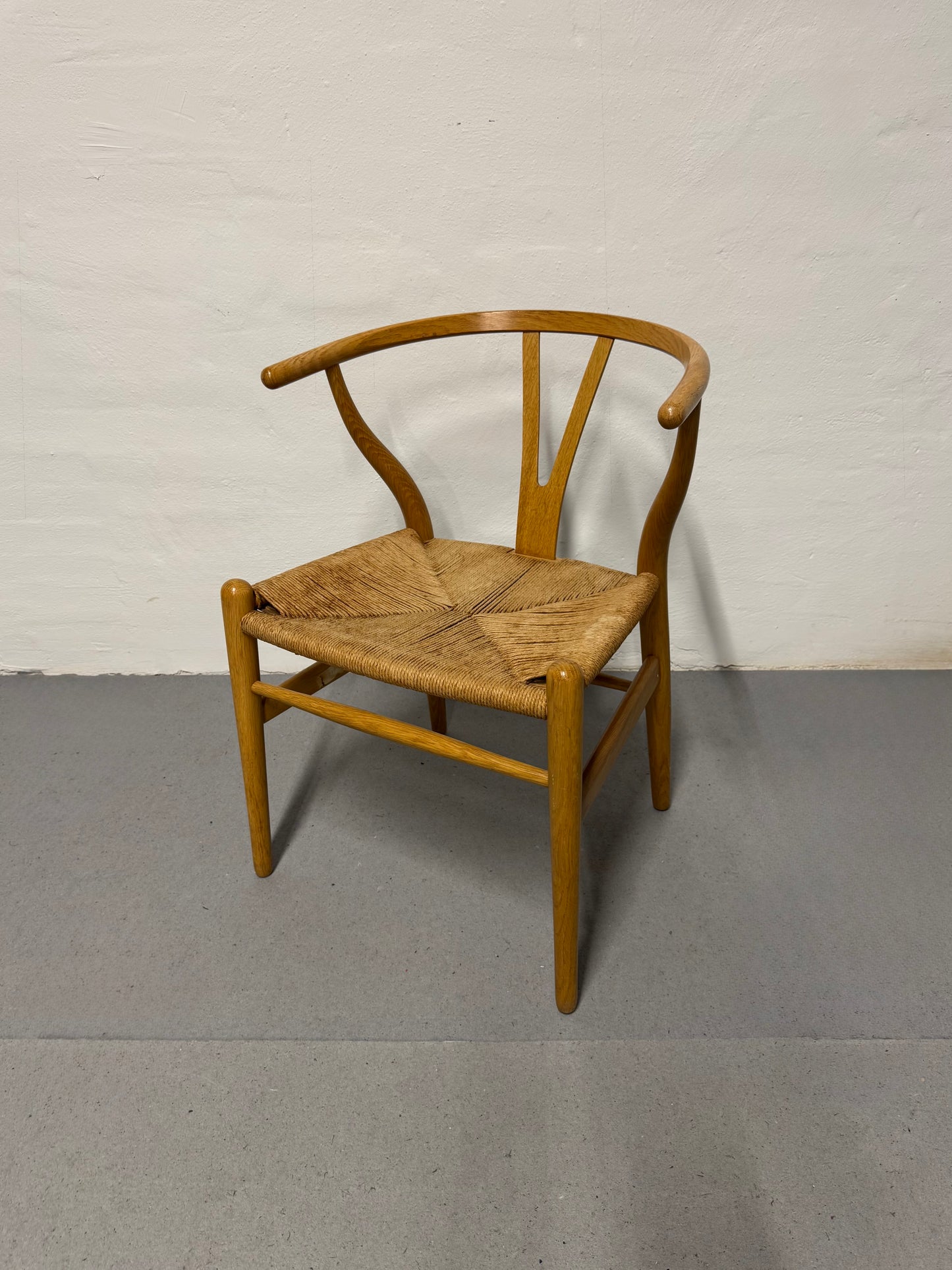 Egetræ, Hans J. Wegner ‘CH24’ ‘Y-stolen’ fremstillet hos Carl Hansen & Søn.