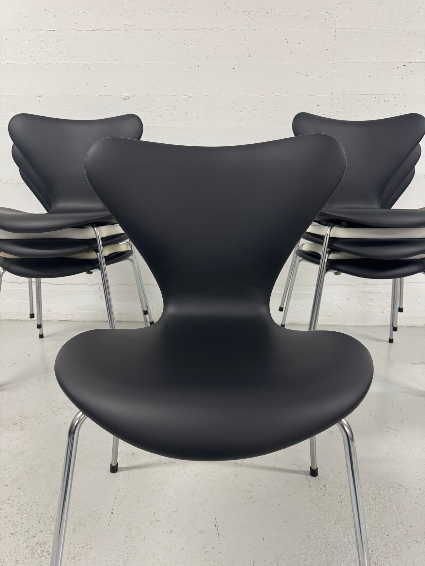 Nypolstret Arne Jacobsen ‘Syveren/3107’ Fritz Hansen.