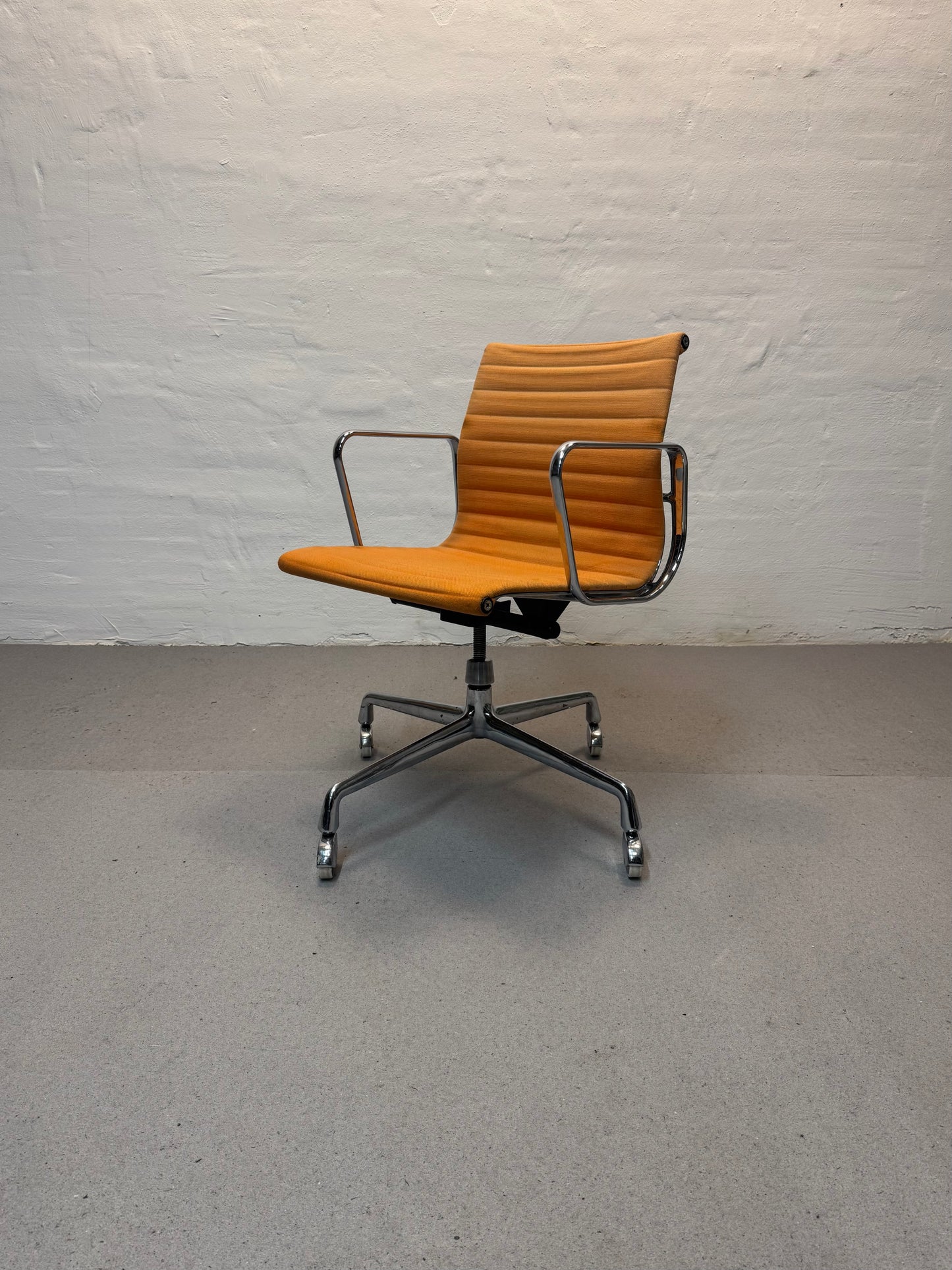 Charles Eames ‘EA117’ kontorstol, Vitra.