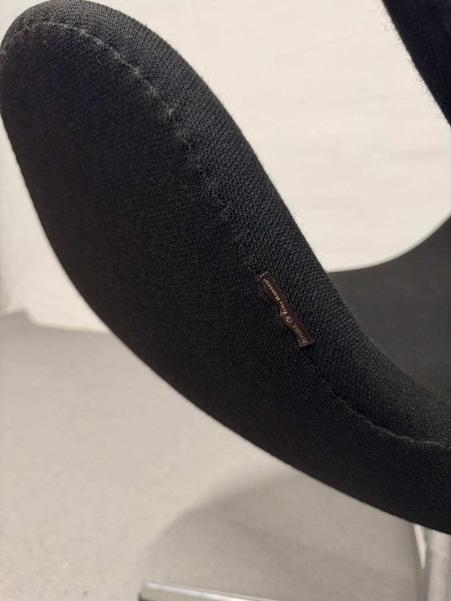 Returdrej & Original polstring Arne Jacobsen ‘Svanen’ Fritz Hansen, model: 3320.