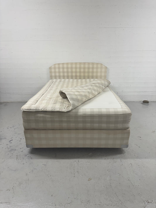 Hästens ‘2000T’ Continental seng – 140x200cm — med sengegavl.