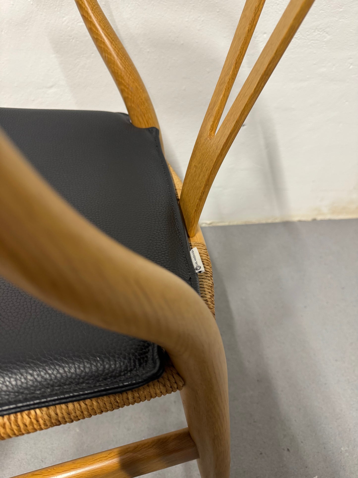 Egetræ, Hans J. Wegner ‘CH24’ ‘Y-stolen’ fremstillet hos Carl Hansen & Søn.