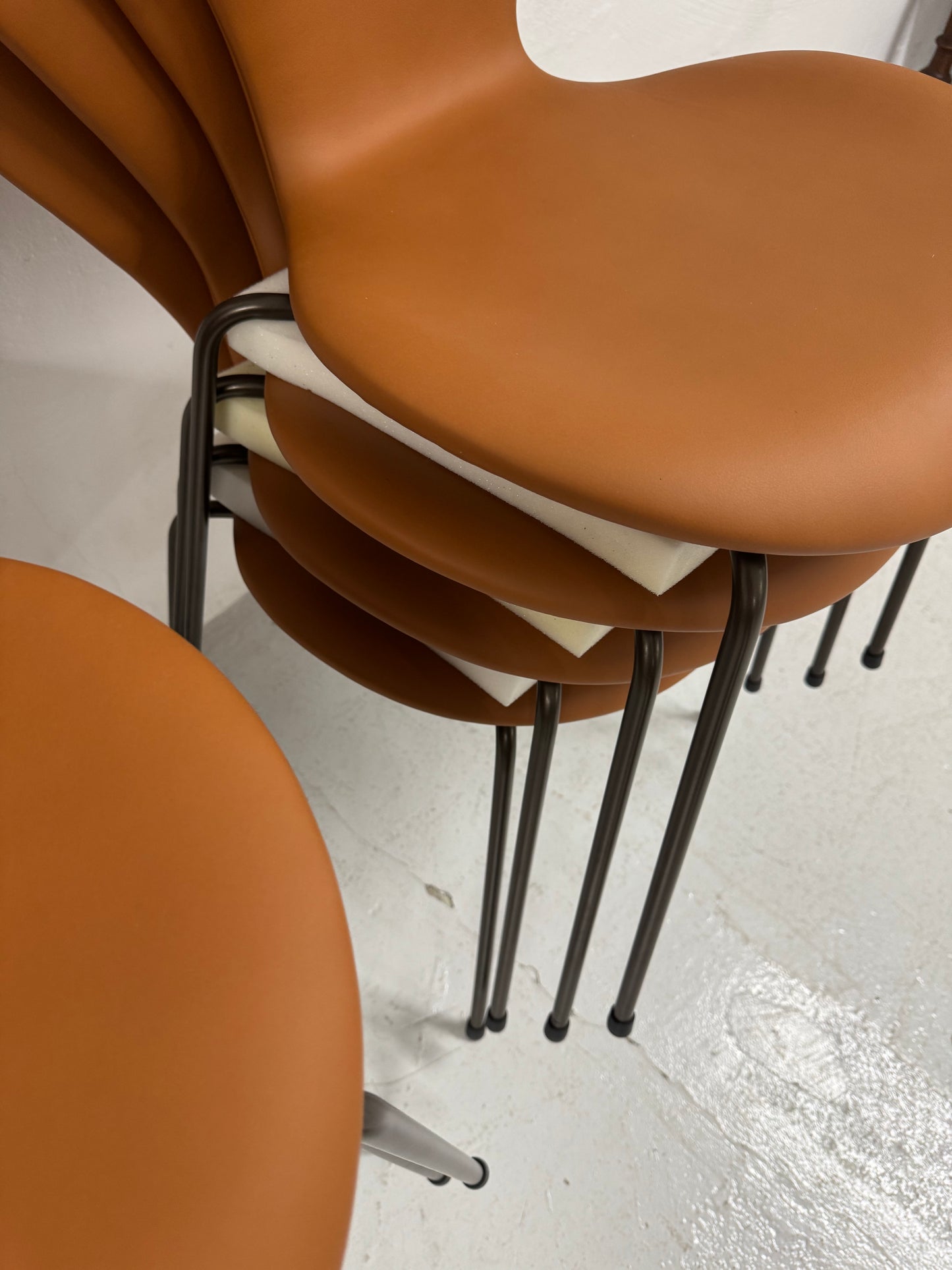 Nypolstret Arne Jacobsen ‘Syveren/3107’ Fritz Hansen.