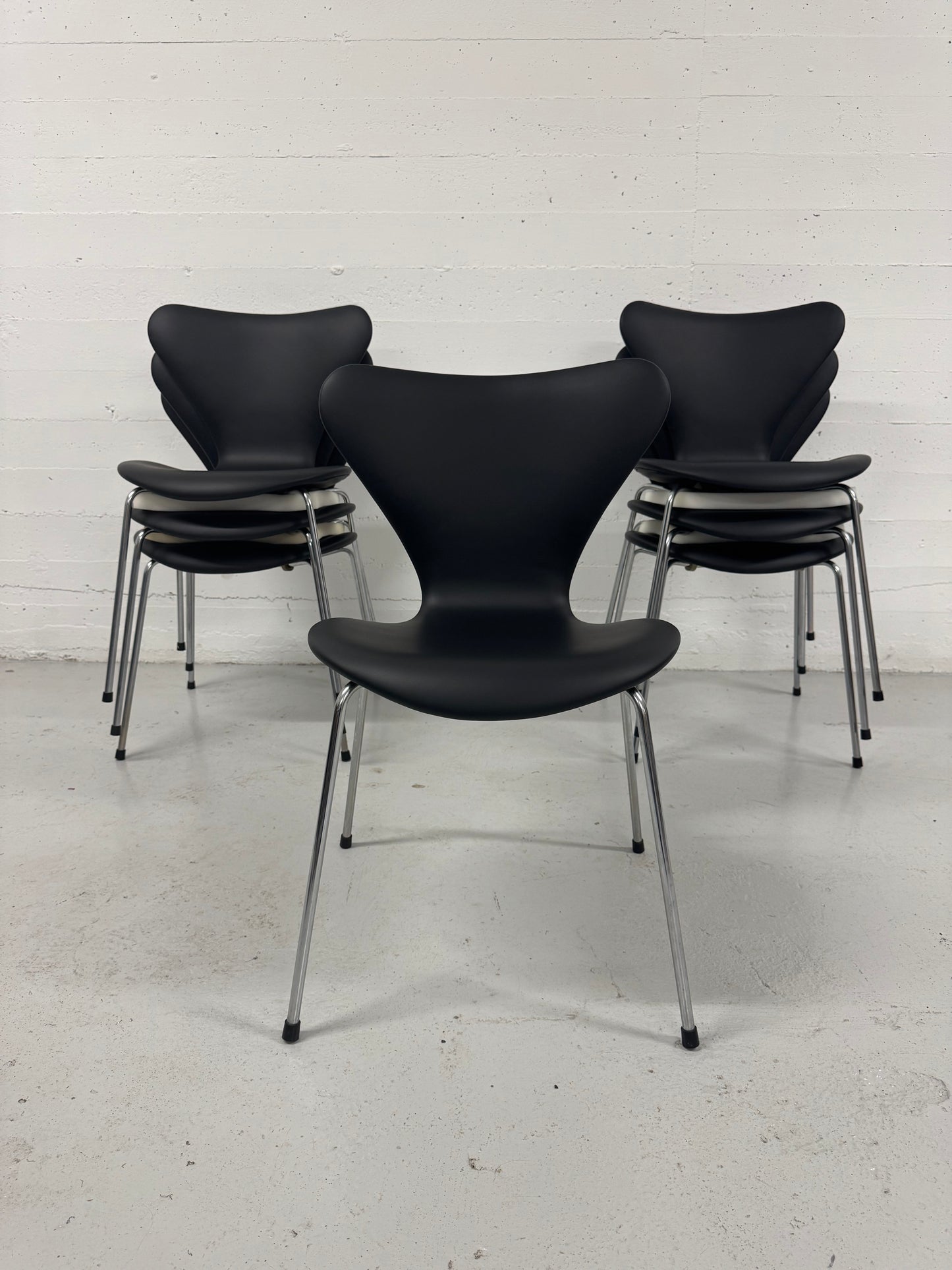 Nypolstret Arne Jacobsen ‘Syveren/3107’ Fritz Hansen.