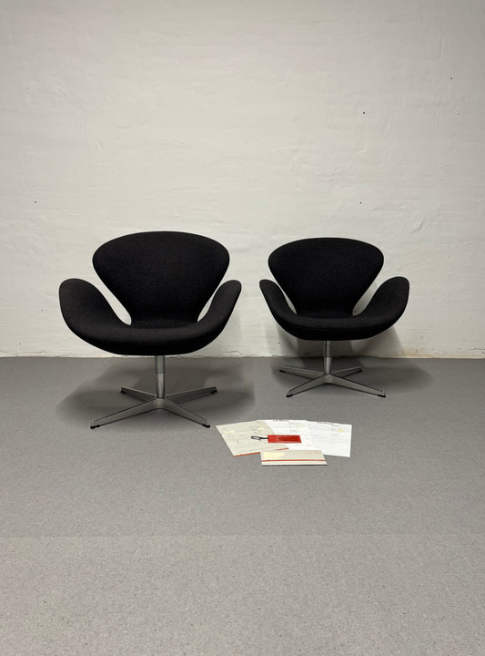 Arne Jacobsen ‘Svanen’ Fritz Hansen, model: 3320, original polstring.