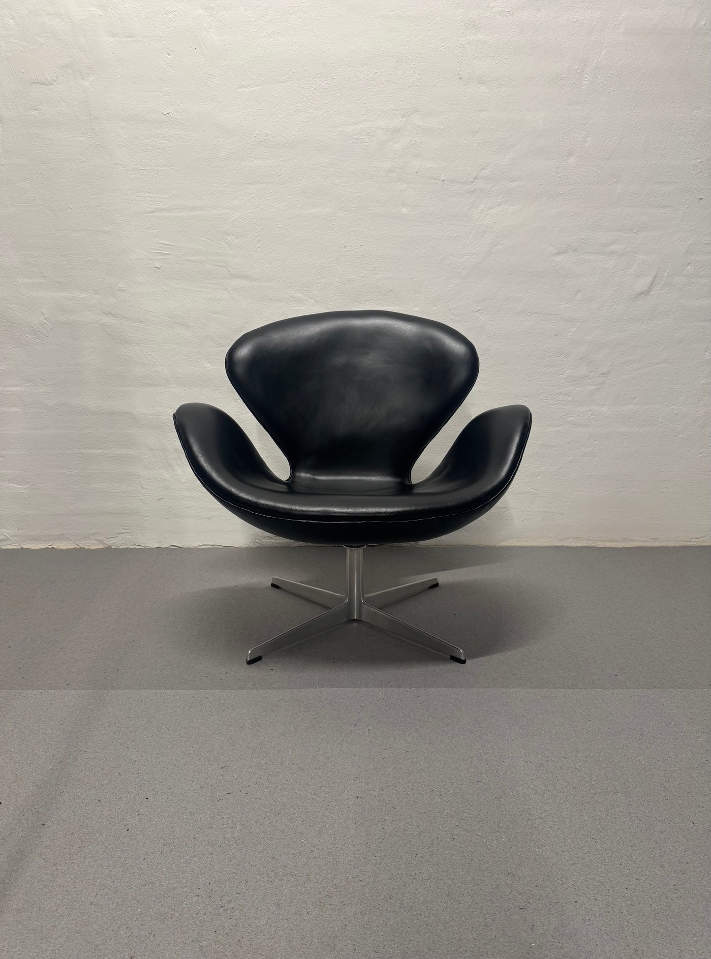Arne Jacobsen ‘Svanen’ Fritz Hansen, model: 3320.