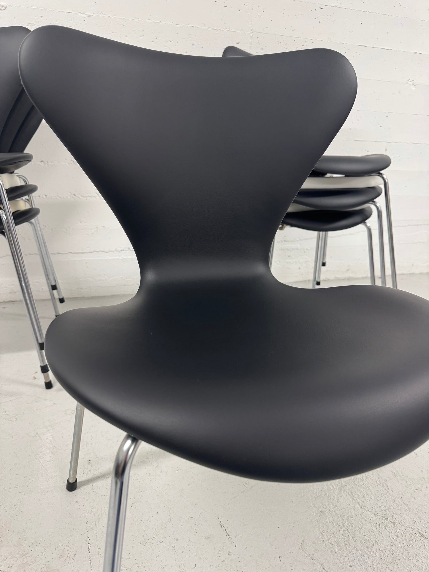 Nypolstret Arne Jacobsen ‘Syveren/3107’ Fritz Hansen.