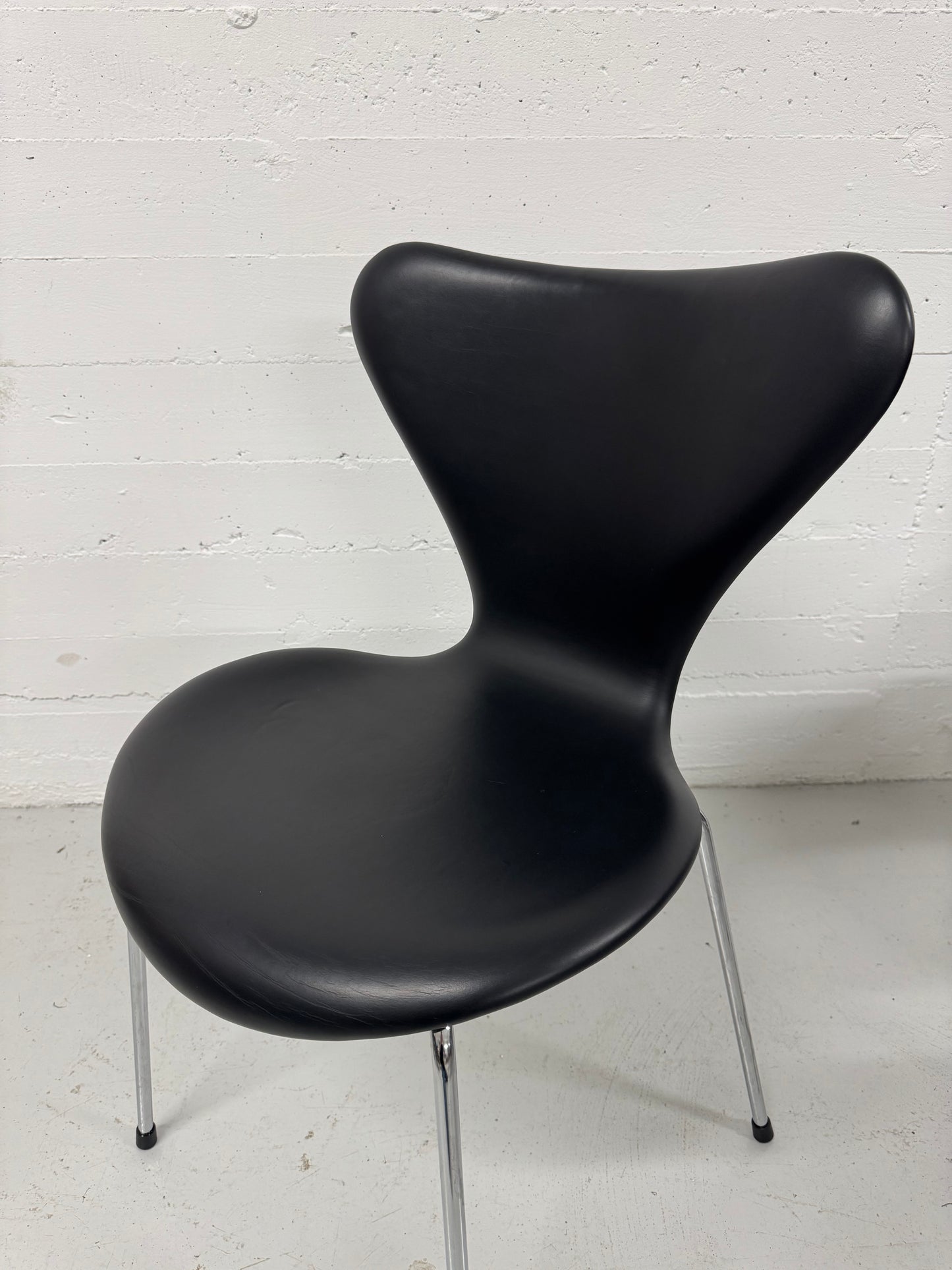 Red Label, Arne Jacobsen ‘Syveren/3107’ Fritz Hansen.