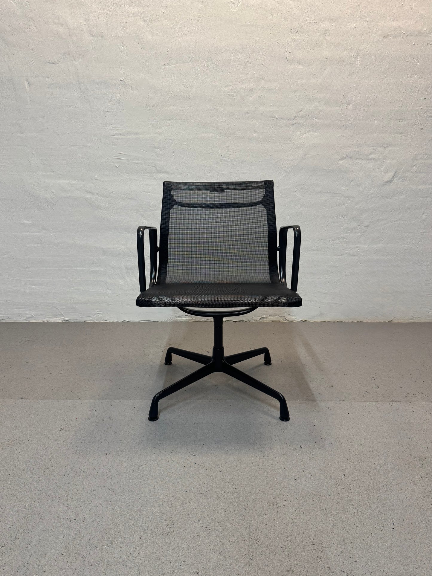 Charles Eames ‘EA107’ kontorstol, Vitra.