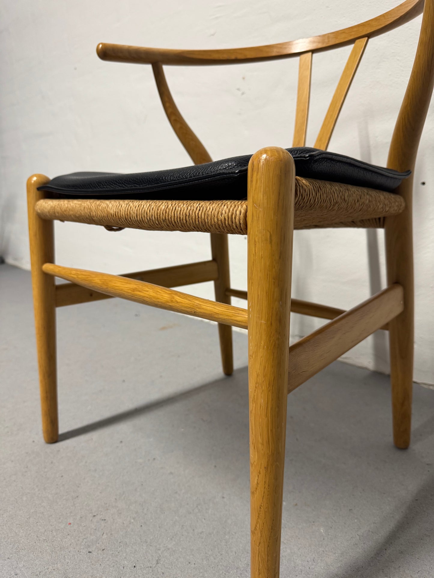 Egetræ, Hans J. Wegner ‘CH24’ ‘Y-stolen’ fremstillet hos Carl Hansen & Søn.