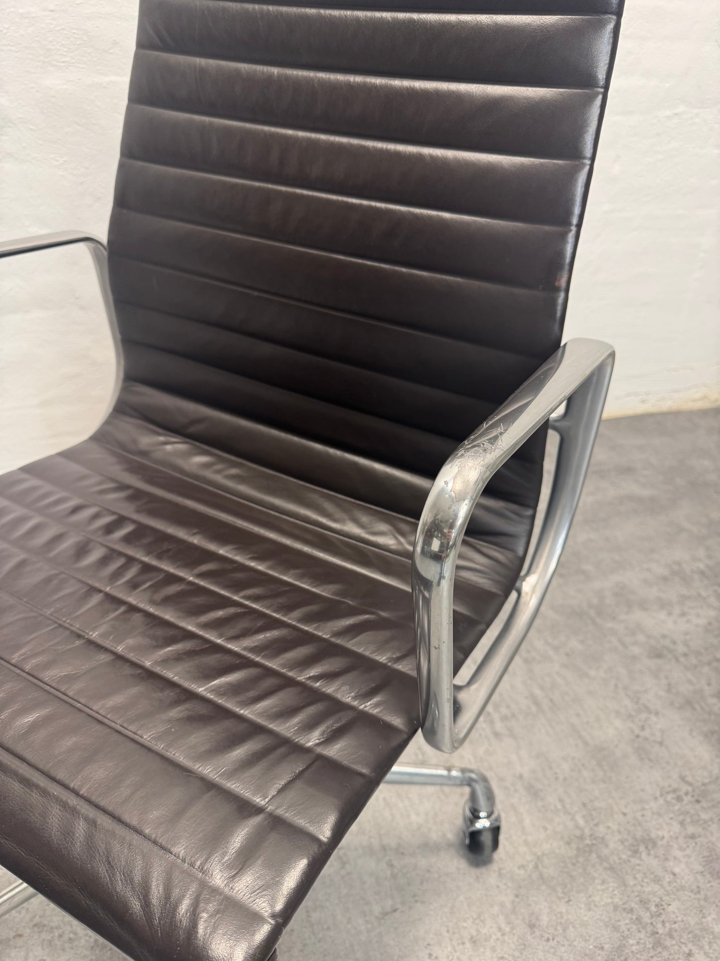 Charles Eames ‘EA117’ kontorstol.