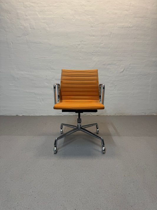 Charles Eames ‘EA117’ kontorstol, Vitra.