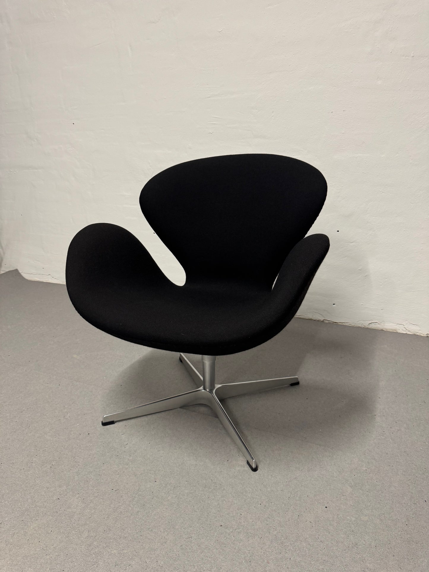 Returdrej & Original polstring Arne Jacobsen ‘Svanen’ Fritz Hansen, model: 3320.