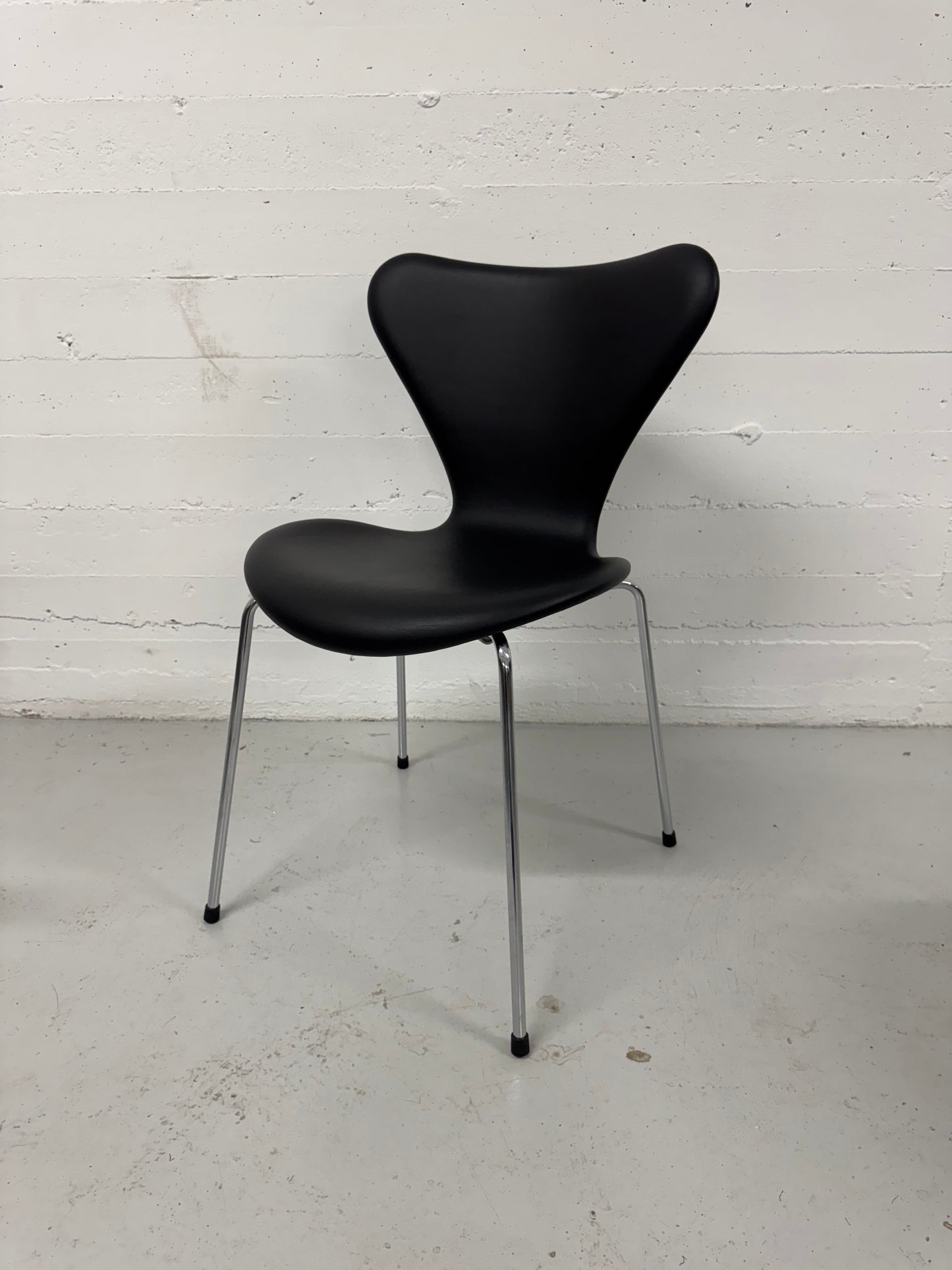 Brown Label, Arne Jacobsen ‘Syveren/3107’ Fritz Hansen.