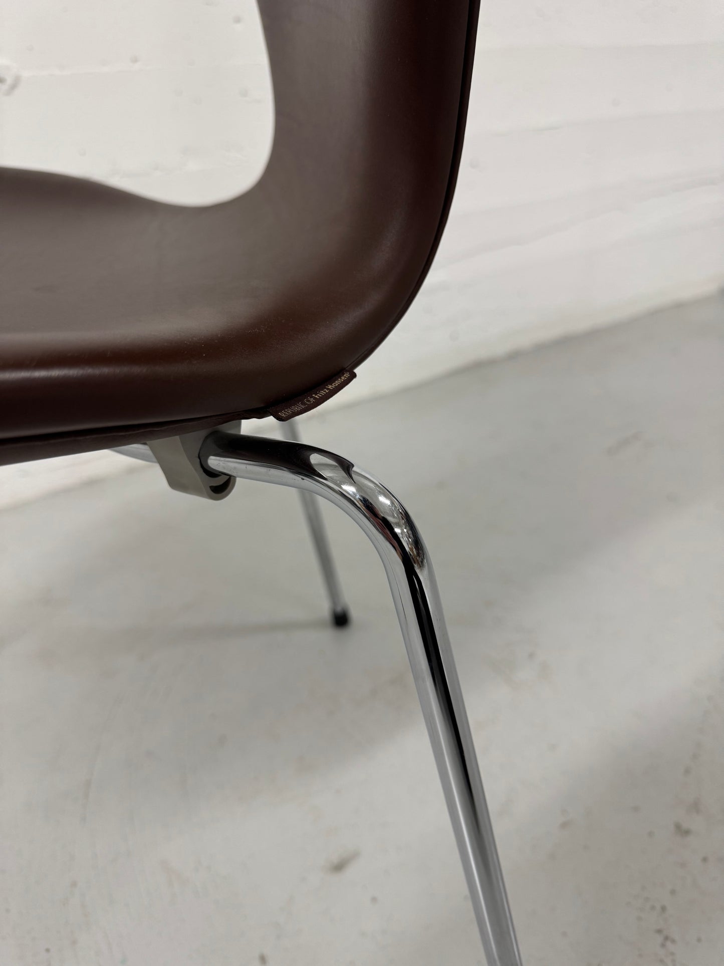 Brown Label, Arne Jacobsen ‘Syveren/3107’ Fritz Hansen.