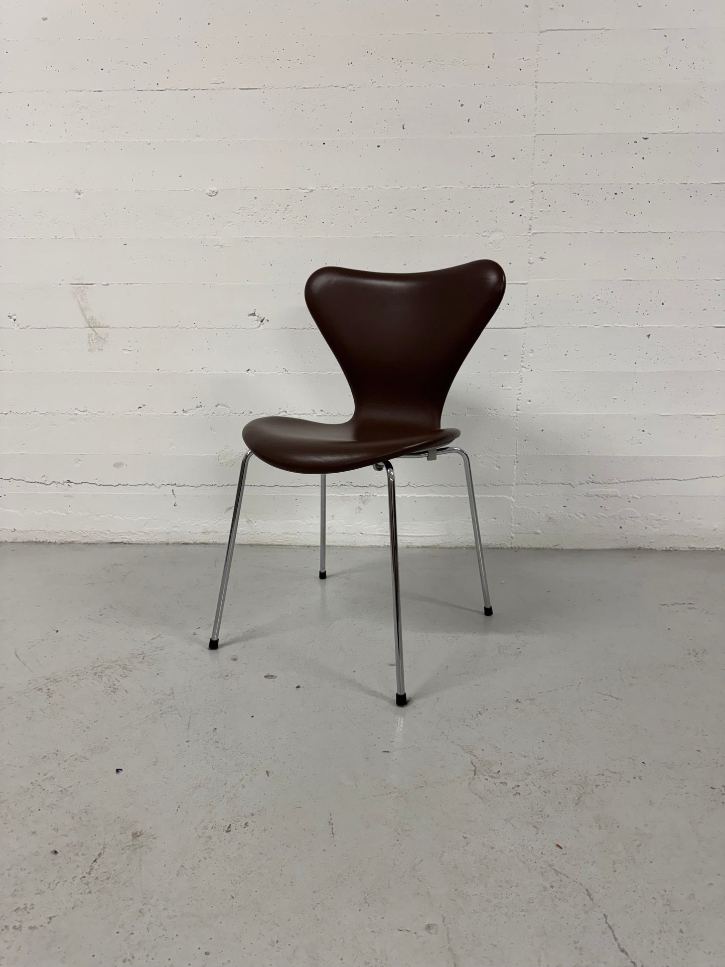 Brown Label, Arne Jacobsen ‘Syveren/3107’ Fritz Hansen.
