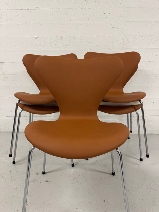 Nypolstret Arne Jacobsen ‘Syveren/3107’ Fritz Hansen.